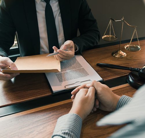 clients-come-to-seek-advice-for-the-law-regarding-privacy-violations-with-the-lawyer-at-the-office_t20_R0yamJ