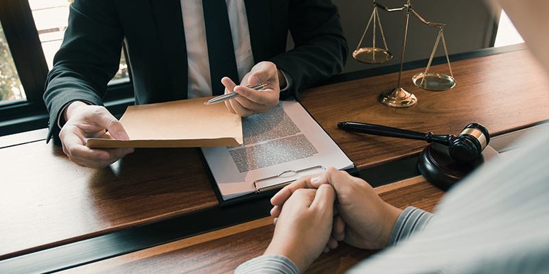 clients-come-to-seek-advice-for-the-law-regarding-privacy-violations-with-the-lawyer-at-the-office_t20_R0yamJ