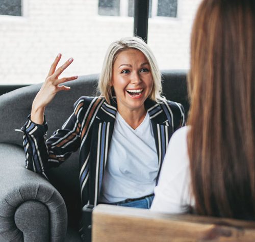 women-psychotherapy-mentoring-therapist-therapy-coaching-two-lady-office-mentoring-millennial_t20_GJZ6R0